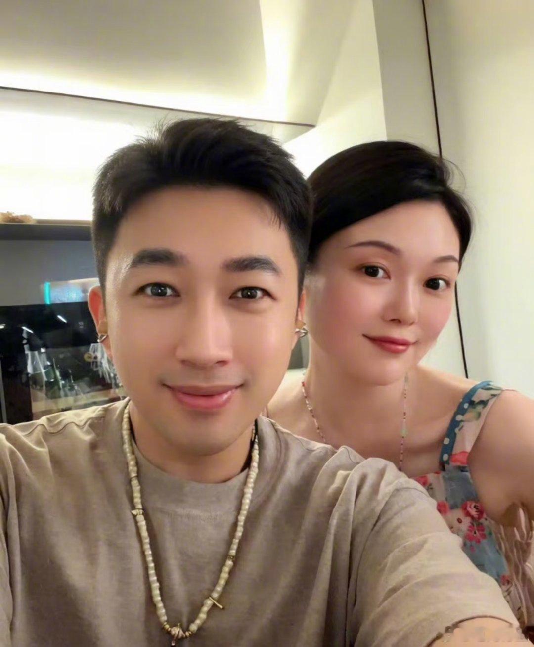 晚晚于正合体卖翡翠，定价太高引质疑。 ​