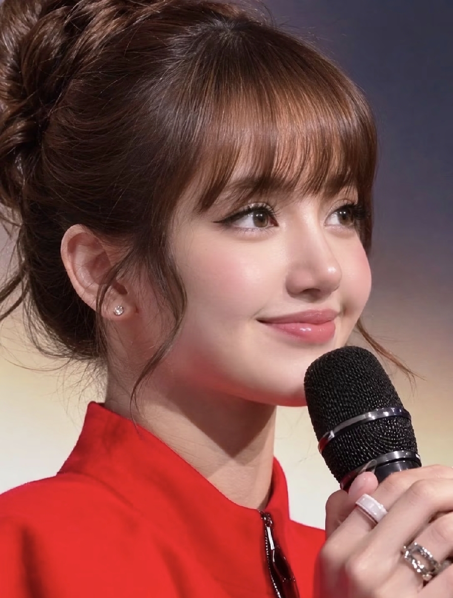 Lisa事业跳级脸却肿了，IU的清醒太难得

    这次Lisa带着个人纪录片去多伦多电影节办首映，事业直接跨了一大步，谁知道红毯一亮相脸肿得发僵，厚妆都盖不住填充出来的假膨感，下颌线快没影了，跟纪录片里清爽松弛的状态判若两人。

    这边刚过完出道十八周年的IU才是真聪明，刚发新单曲又办了上