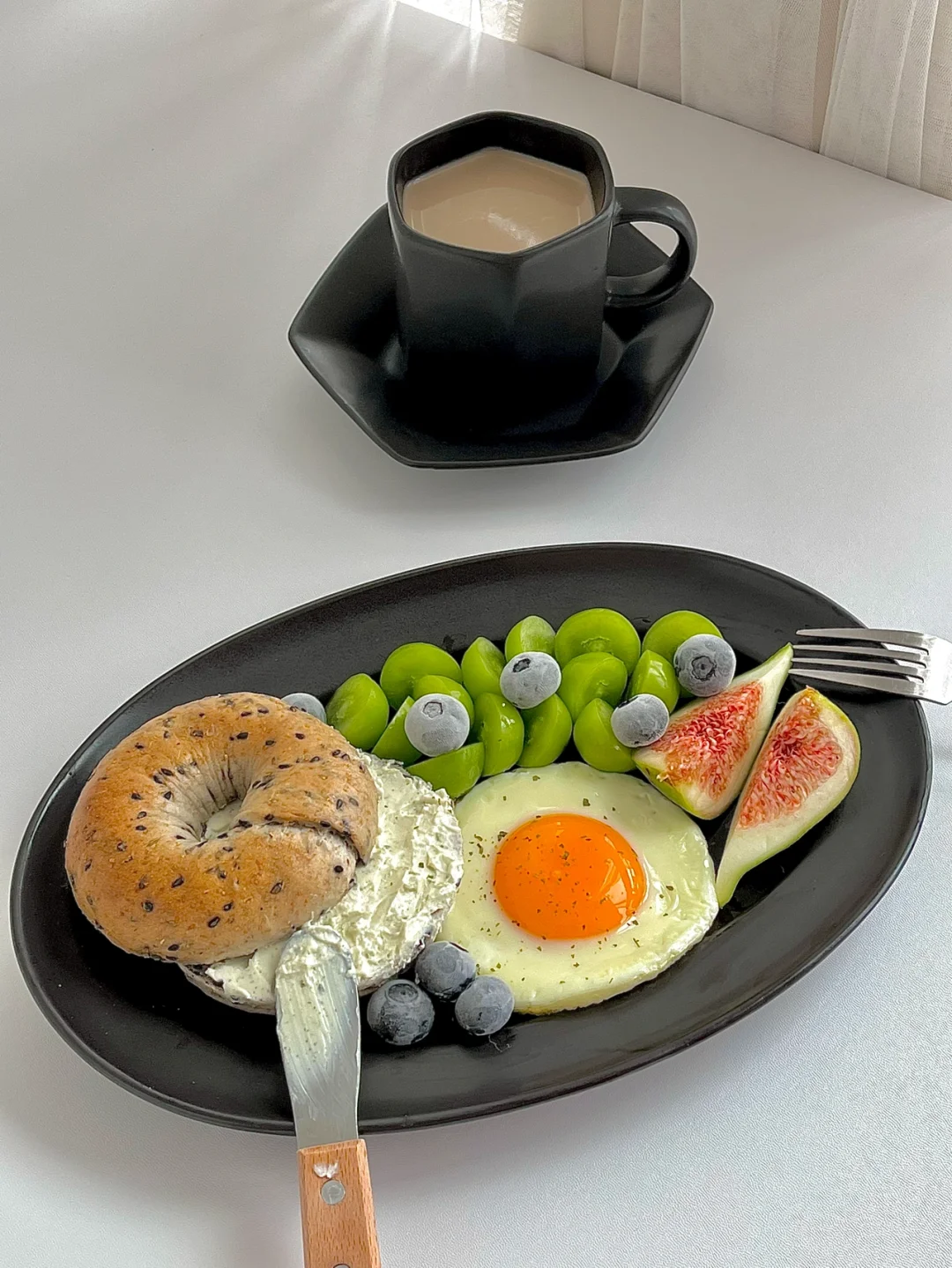 ☀️工作日简单早餐｜黑芝麻贝果一盘端早餐盘