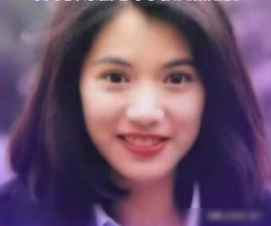 袁咏仪这辈子最狂的时候，是入行前。她真觉得自己美得没边了。
结果一进圈子，先看见林青霞、关之琳、张敏。她说那叫一个傻眼，原来“漂亮”还能长这样。但这都还能扛。
直到第一次见巩俐。她原话是：当场被惊到，自愧不如。那可是袁咏仪，港姐冠军，对着镜头认输。
你看，真正的大美人，从来不是长得好看。是往那