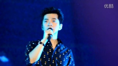 李健歌声寄哀思！一曲《情怨》致敬永远的刘欢老师
 
华语乐坛最温柔的致敬，莫过于歌声代代相传。
 
九月二十五日。
华语乐坛泰斗级音乐家刘欢老师永远告别舞台。
无数听众为经典落幕深感惋惜。
 
十月三日成都演唱会现场。
李健把最真挚的缅怀，