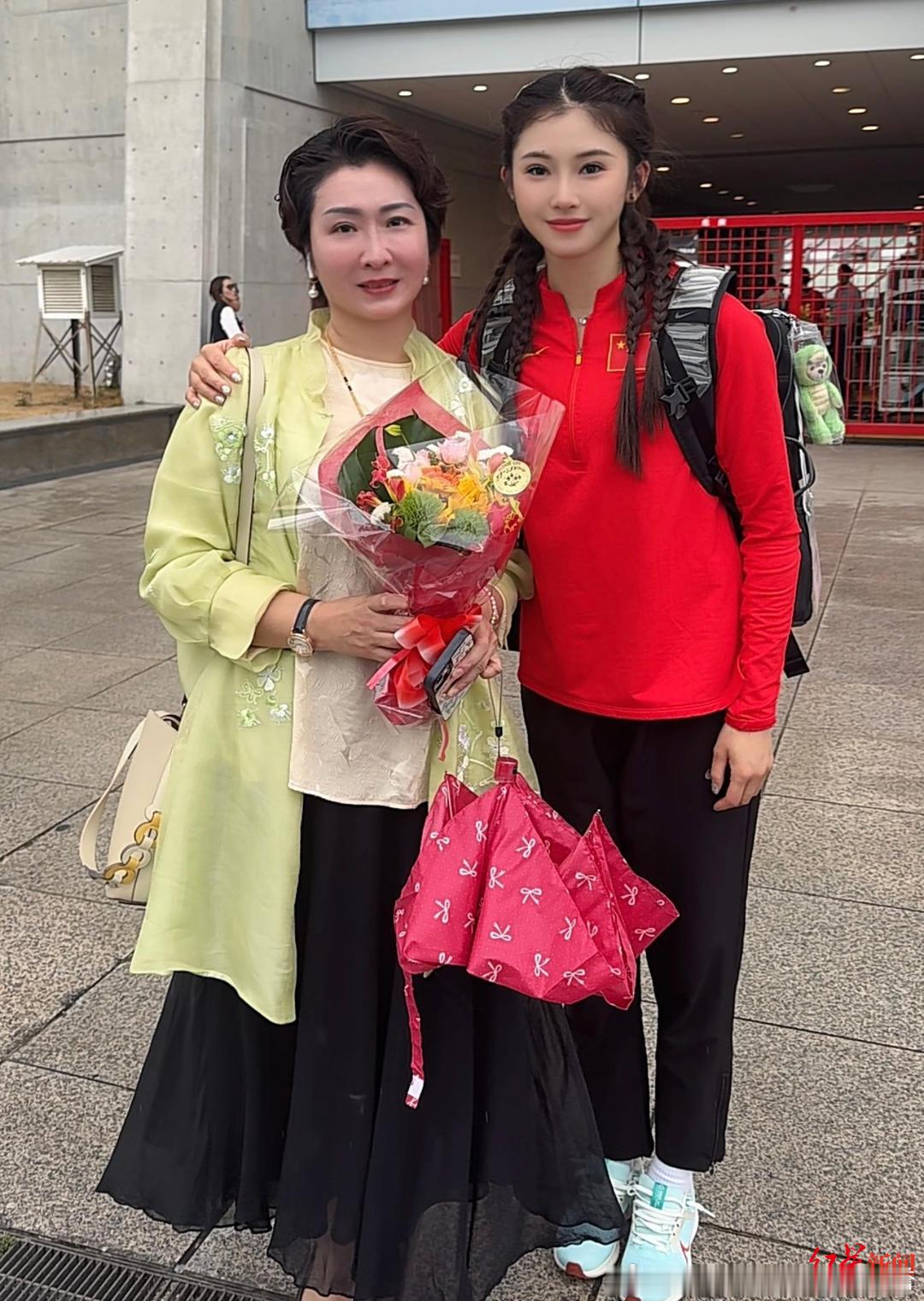 吴艳妮13秒12摘铜，妈妈当年那句“输赢归零”又被想起
9月27日晚，吴艳妮在亚运会女子100米栏决赛跑出13秒12，拿到铜牌。她起跑时最后一个冲出，却一路追到第三。赛后披着国旗落泪，她说自己战胜了三年前的自己，想给这场比赛打满分。
三年前杭州亚运会，她因抢跑被取消成绩。这次仍有起跑顾虑，却没有 ​