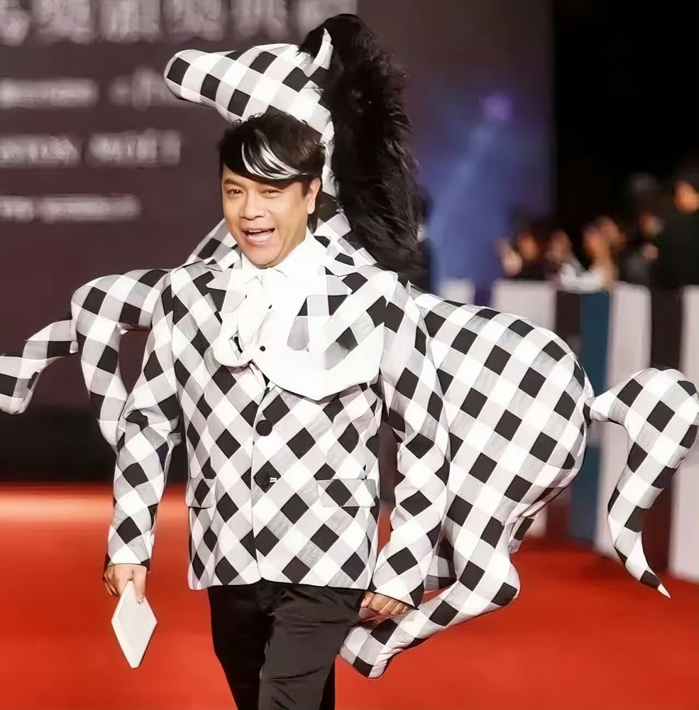 黄渤穿着像睡衣的衣服上台，郑裕玲当场笑他，跟台下的刘德华梁朝伟没法比。
黄渤没怂，说客人来别人家才穿隆重，他五年没走，金马奖早成自己家了。
蔡康永接一句：这是我家，不是你家。
话刚落，黄渤瞄见他礼服后头那匹马，直接甩回去：这么久只见过人骑马，头一次见马骑人。
全场笑翻，刘德华鼓掌鼓得最狠。