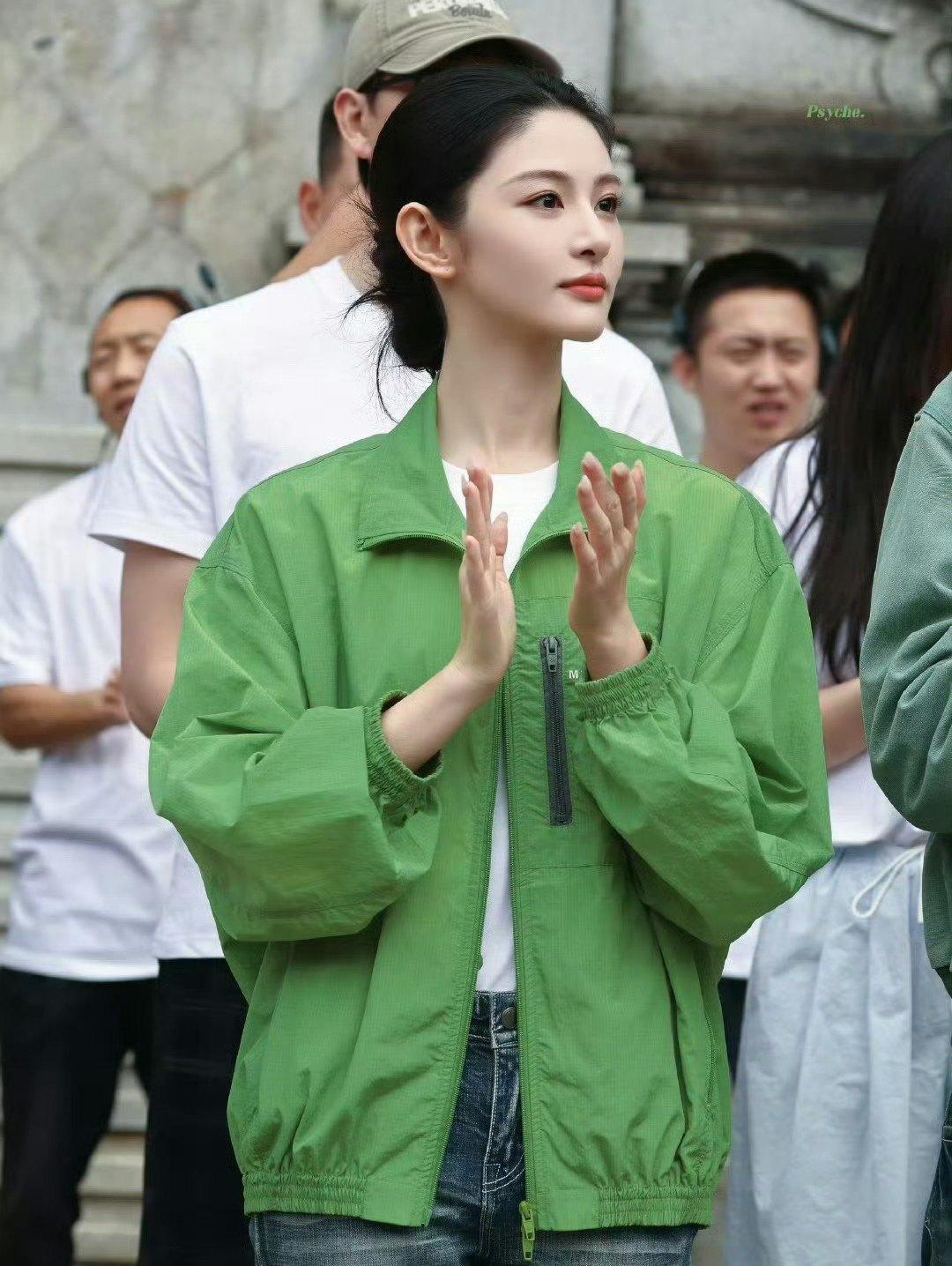 赵晴新剧《无效娇养》开机，路透“光明顶”造型曝光，照样貌美状态好，网友：这颜值什么造型都压不住 ​