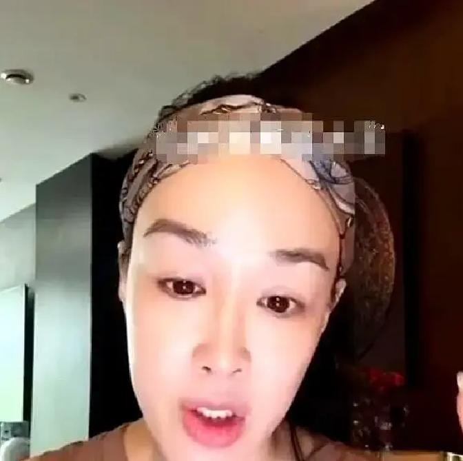 55岁的钟丽缇胖了3斤，团队光举报造谣她怀四胎的帖子，就点烂了3个鼠标按键。

她每次开直播，弹幕里全是“肚子大了”“是不是又怀了”。她对着镜头解释，说自己就是吃多了，腰上多了点肉。没人信。

造谣的比粉丝还积极。那些账号翻出她十年前的照片，一帧一帧对比，说她腰围变了，肯定是怀孕了。有人在评论区盖楼