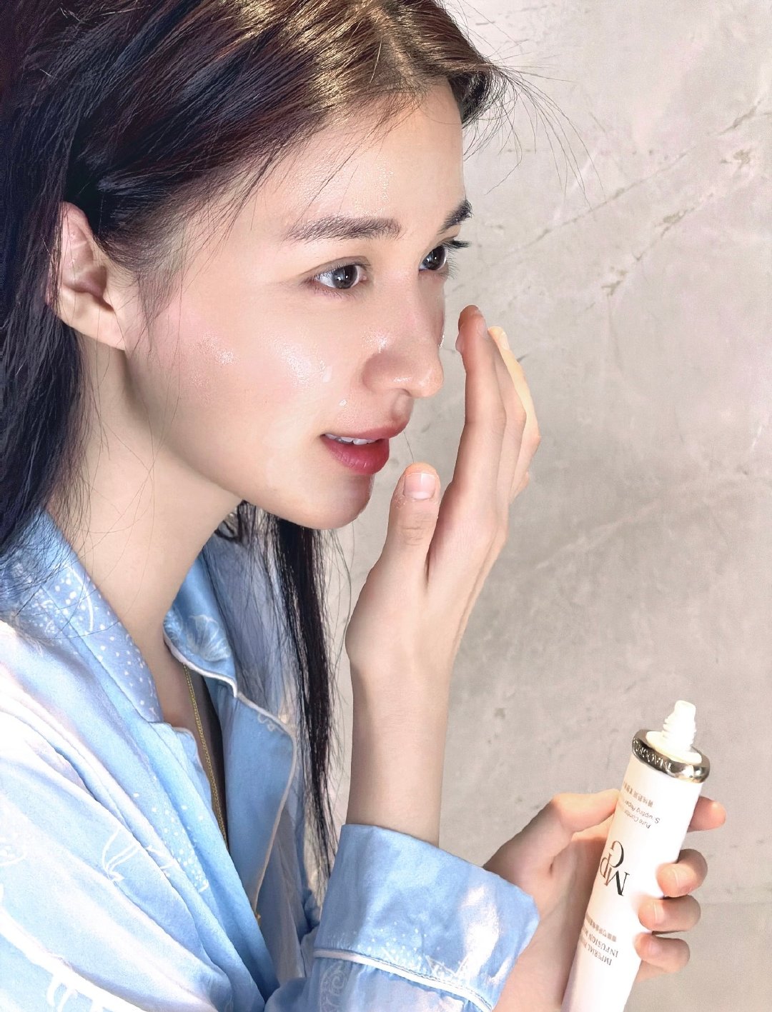 王楚然还有指甲吗短成这样了 ​