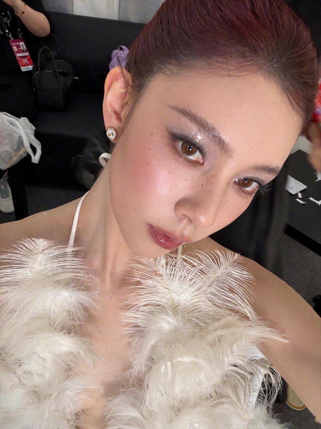 CC是一只白毛天鹅#宋妍霏##芭莎之夜##宋妍霏裸背造型##宋妍霏[超话]#​