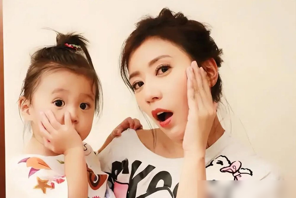 22岁女儿谈恋爱，贾静雯第一反应是她没有我才要担心吧。
10月14日台北公益记者会，贾静雯被问到大女儿梧桐妹恋情，直接承认见过男方，还一起吃过饭。记者追着问会不会叮嘱女儿保护自己，她自嘲来了一句：妈妈都没有太注意了，开心就好！
这话搁别人嘴里像玩笑，搁她嘴里是真话。当年为了梧桐妹抚养权，贾静雯跟