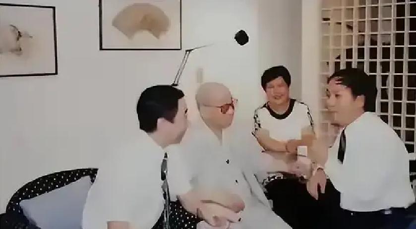 1993年台湾，冯巩拜访92岁张学良。张学良一见冯巩竟然惊讶得说不出话来。冯巩的容貌与冯国璋高度吻合，而冯国璋作为直系军阀领袖，曾是张学良青年时期最重要的观察对象之一。
 
房间里还站着其他人，但张学良的视线一直没离开冯巩的脸。他的手从拐杖上抬起来，又放回去，喉结动了动。
 
“您坐。”冯巩先开了口