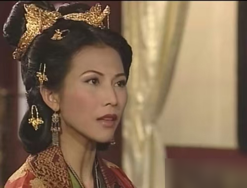 蔡少芬《洛神》被吹成颜值天花板？真当没人见过她巅峰期？
她演甄宓那会儿瘦得脸颊都凹进去了，跟马浚伟站一块，像姐弟多过像情侣。
但一开口念台词，什么都对了。那场三秒落泪，眼珠子刚红，泪珠就砸下来，一点不拖泥带水。
很多人都说，要是她再早几年演甄宓，靠脸就能封神。可她偏用演技，把色衰爱弛这四个字演