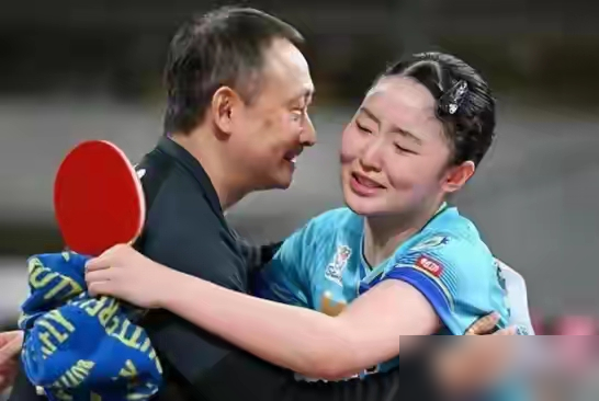同一个爹，养出两个世界前四，画风却天差地别。
妹妹美和，上场先对着四面看台90度鞠躬，赢球也鞠。日本队没这规矩，伊藤美诚从不这样，这是张本宇家里带出来的。
哥哥智和，吼得青筋暴起，拍桌跺脚，早年放话要赢中国队，被骂狂。可场下又谦逊真诚，输球后坦然认栽。
华裔归化，在日本赢球是主力，输球就被骂外