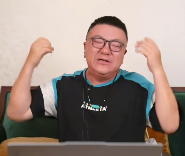 董路，在“老二”吕孟洋首秀进球后，激动万分且霸气十足——黑子，跪下！

      2026年9月21日的凌晨十分，董路的直播间里，一直有4万多人在线。这其中，除了大部分是支持中国足球小将的球迷朋友们，剩下的懂得都懂！

     谁能想到，幸福来的这么突然——“老二”吕孟洋在西班牙人的第一场比赛中