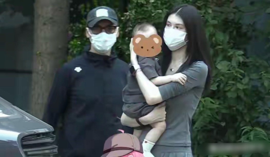 何穗陈伟霆携子出游颜值爆表！3套私服造型即便露肤也尽显高级感 ​
