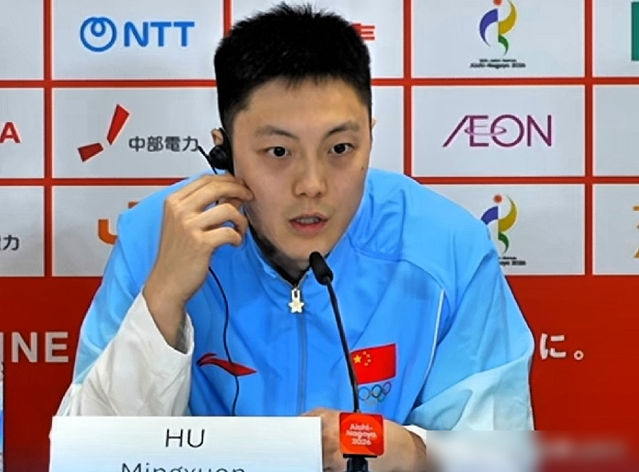 9分钟拿3分，却稳坐中国男篮新队长宝座，胡明轩到底凭什么上位？
热身赛大胜哈萨克斯坦，接管队长袖标的胡明轩，交出的数据略显干瘪。但他赛后一句话点透玄机：重在沟通，带头担责。
郭士强钦点他，压根没管什么论资排辈。
打加拿大轰24分，死磕澳大利亚砍26分，打硬仗从不腿软。老郭最看重的，是他能当更衣