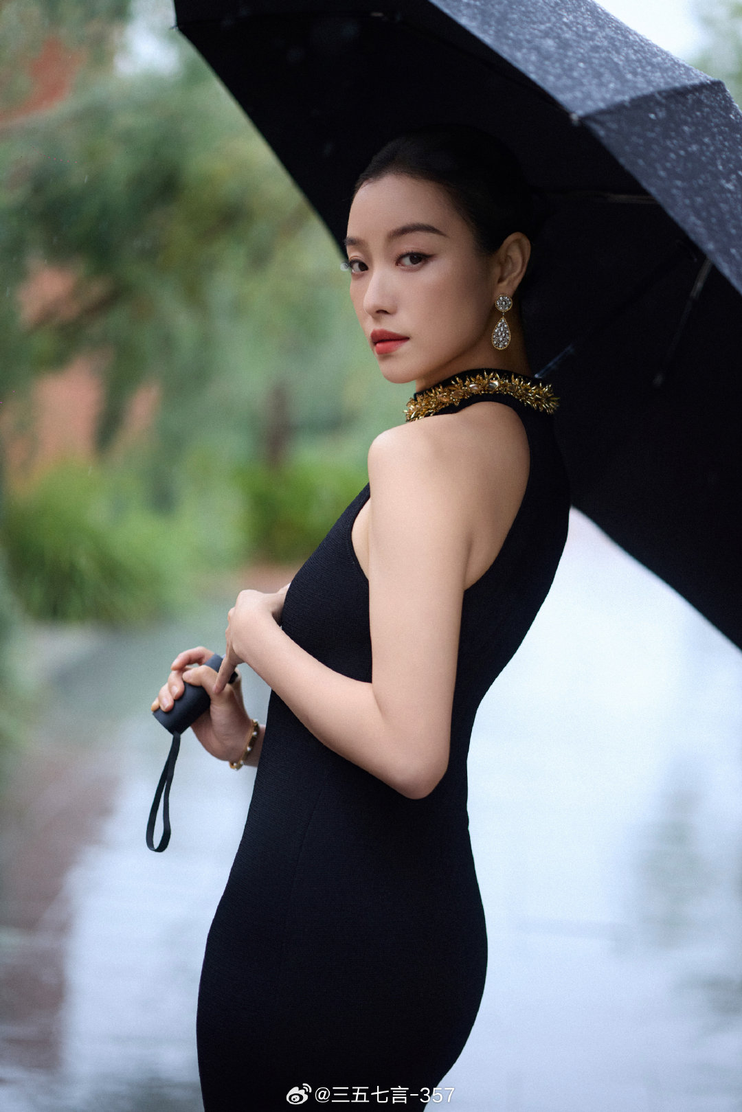 倪妮身穿Balmain 2026秋冬系列，佩Buccellati布契拉提珠宝，脚踩JimmyChoo尖头鞋亮相凯迪拉克忠于自由不折叠发布会！
第二套则演绎GauravGupta 2025春夏高级定制
系列，佩戴Buccellati布契拉提珠宝！
#凯迪拉克忠于自由不折叠发布会# ​