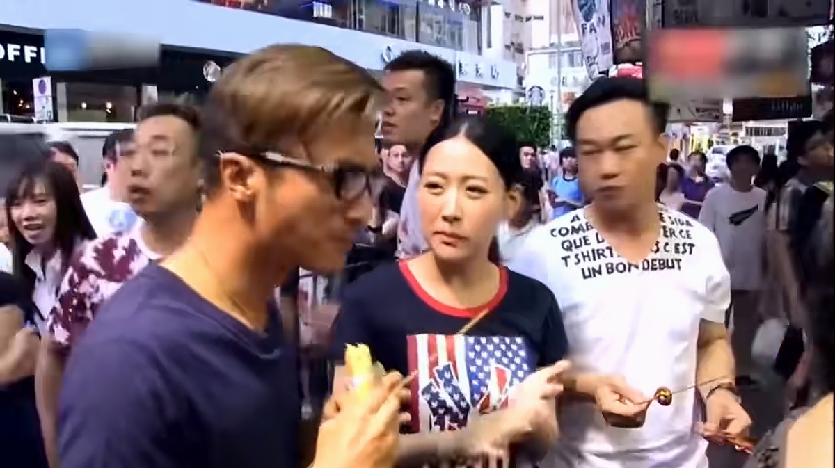 不少艺人都娶了自己的经纪人做老婆，萧敬腾啊，古巨基呀，大张伟呀，甚至天王黎明。

但是说实话，那些艺人的经纪人和谢霆锋的经纪人霍汶希比起来，不管是长相外貌，还是专业能力，都差点意思。

和谢霆锋的女友王菲比起来，霍汶希更加能够理解谢霆锋的处境与需求，在年龄和外貌上和谢霆锋更加适配。

从他们的日常互