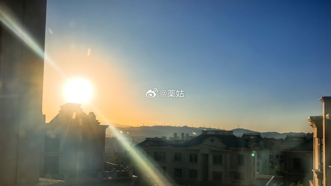 某人打电话说，早上出门没顾上亲嘴，这会儿突然有事要回厂，觉得自己没有得到祝福，亏了。     又问我大舅妈啥时候来？别等他从厂里回来，大舅妈也来了，那不把人气死了。      额，有没有一种可能，人家是大姨妈，一天天的。[二哈][二哈]记录生活碎碎念 ​​​