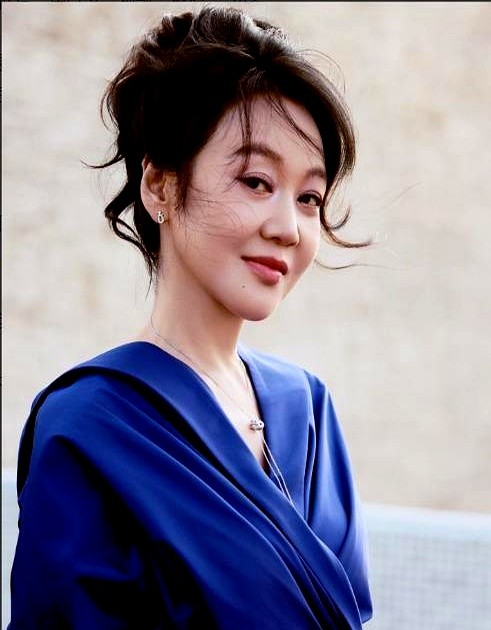 55岁闫妮套进宝蓝色开叉裙，硬把28岁亲闺女熬成同龄人。

晚会镜头推近，她跟欧豪他们同台唱《侠客行》。没见疲态，就是眼神亮，背挺得笔直。母女俩的同框照直接刷屏，网友调侃这明明是双胞胎。

哪有什么不老神话。把人摧毁的从来不是眼角的褶子，而是被生活锤爆后的丧气。不跟别人的眼光死磕，放过自己，气血自然