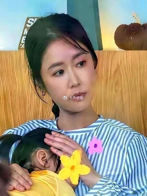 没想到50岁的林心如对自己这么狠，就因为自身疾病怕影响女儿，居然二十年都没碰过甜食、做菜放油都按滴数 ​
