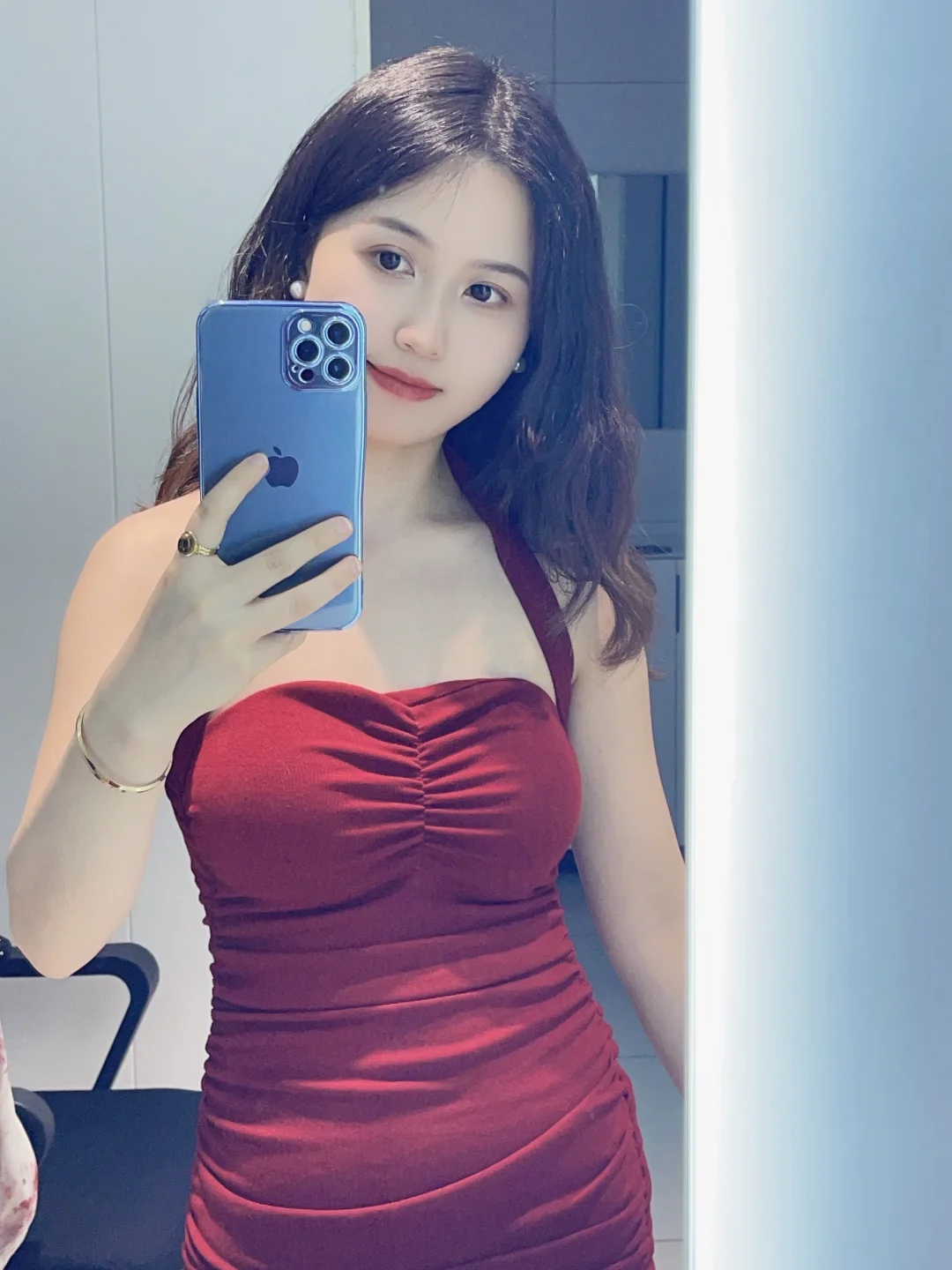 出！红色连衣裙