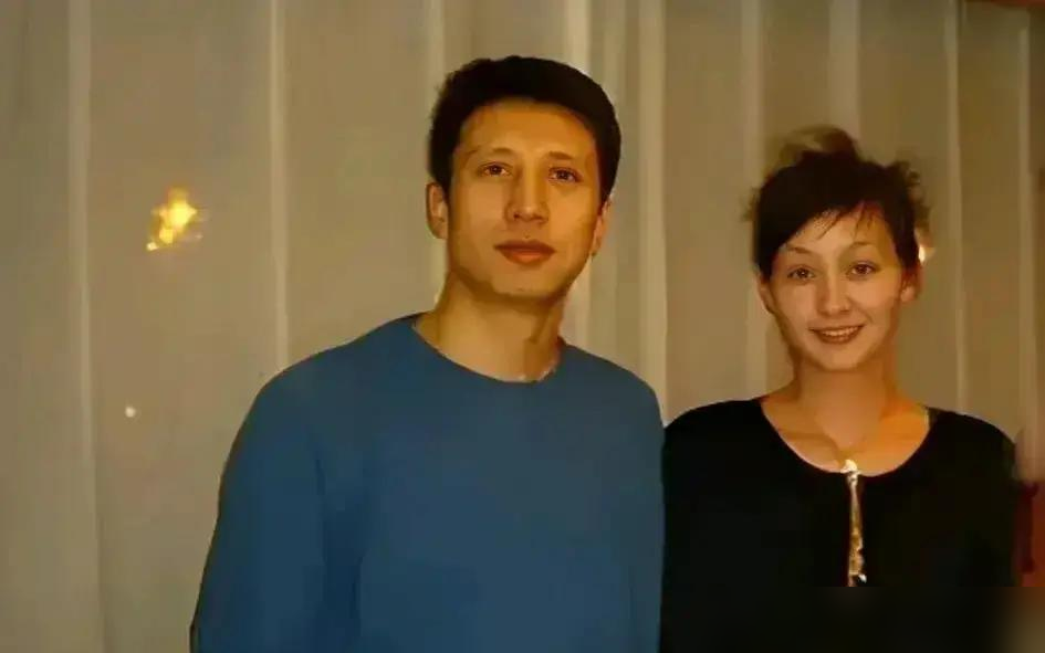郭士强近20年的婚姻，居然是被篮球工作耗散的？
前男篮主帅郭士强，带队拉练研究战术没日没夜，前妻是排球健将，熬成丧偶式婚姻后，婚离了。
不止他，瓜迪奥拉陪了30年的妻子，因常年异地也离了；朱芳雨、马琳等知名体育人，也逃不过职业与家庭的拉扯。
顶尖体育人，冲成绩就耗精力，顾家就难拼事业，这道题，