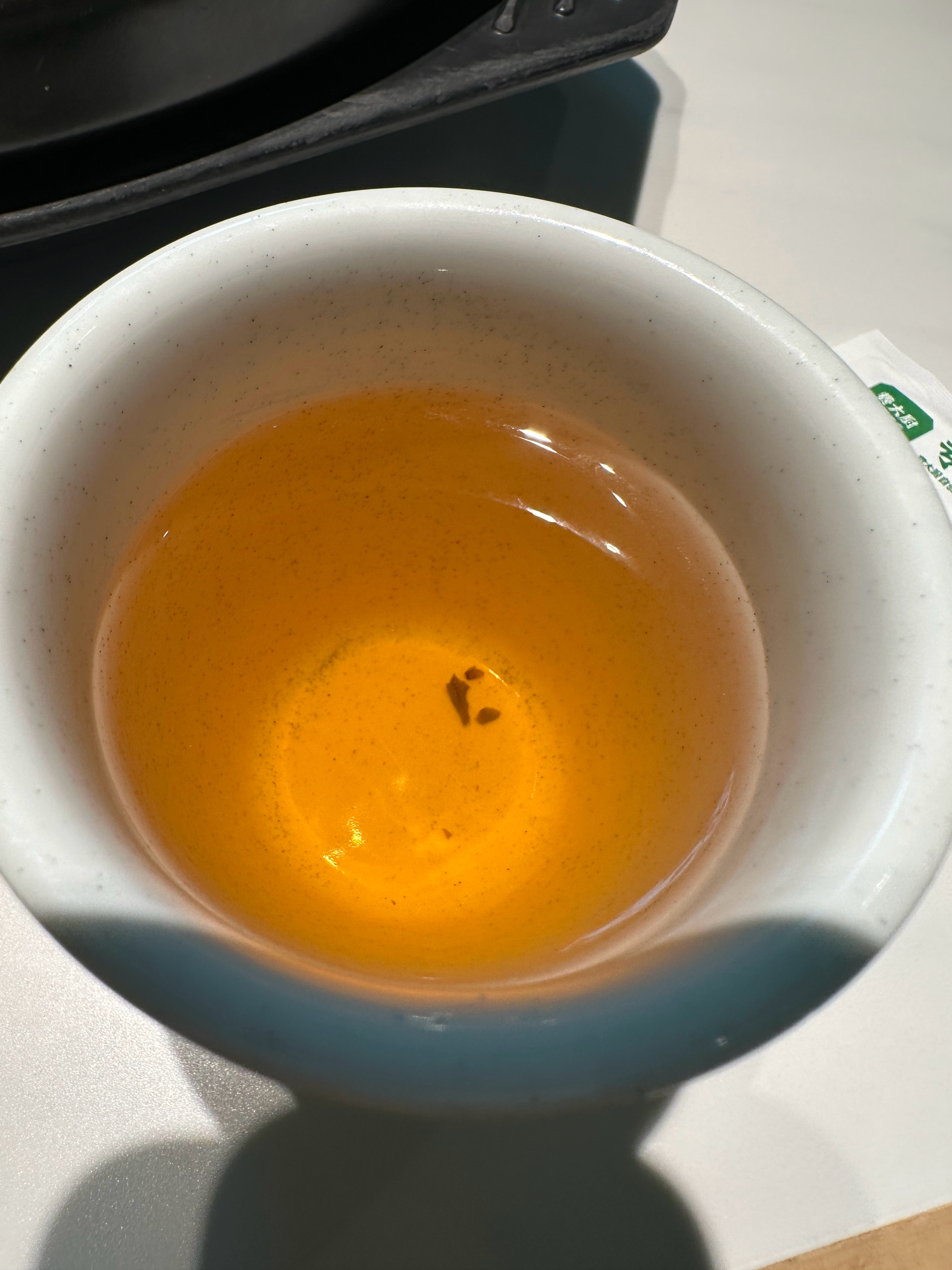 中秋回家顺便逛了胖东来，逛的当天因为中秋节卖茶叶的区域不需要预约，顺手拿了网上很火的茉莉花茶，不懂喝茶，茉莉花茶香香的买了也不会出错，回家朱大壮告诉我这个茶很贵，两千多一斤，我不喝茶所以没概念，但是味道确实挺好的，所以最近出门也要带，晚上刷牙漱口也要用这个茶水，要把价值榨干 ​
