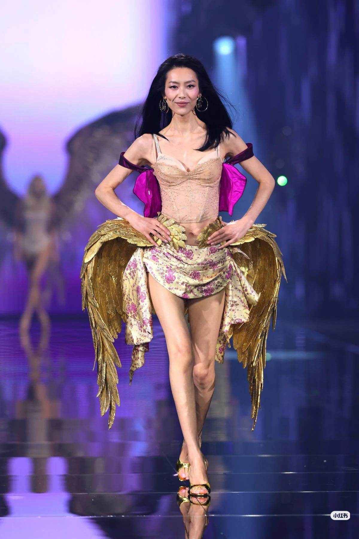 讲真，
井柏然那小子真的高攀了。

2026维密大秀，
刘雯两套造型真的没有翻，
明媚，自信，大气。

刘雯最特别之处就是在难驾驭的衣服到她身上都能穿的特别好看。