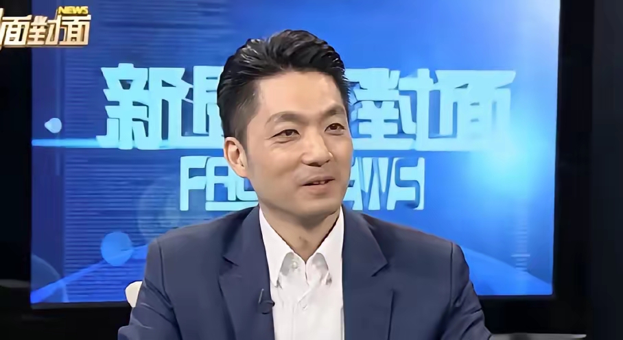 昨晚那档专访，我看完心里堵得慌。
蒋万安坐在谢震武对面，问题一个接一个砸过来，他
