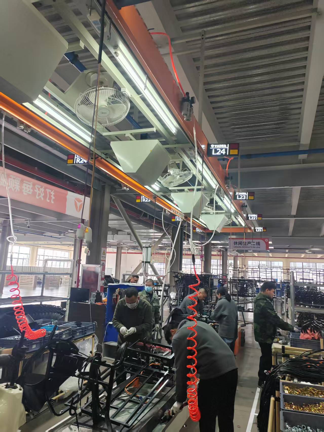 中国制造业的强大，很大程度上体现在中间品和零部件的强大。

人们容易关注汽车、手机、家电等终端产品，却容易忽略支撑全球生产的电池、电路板、计算机零部件、通信设备组件，以及电机、电控、电源等产业。

IMD教授西蒙·伊文内特的研究提供了一个重要观察：2023年上半年至2026年上半年，在对中国制成 ​