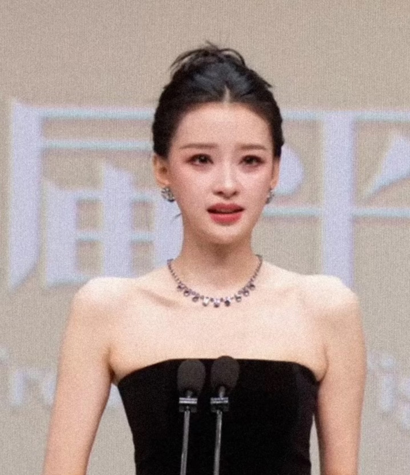 我有预感，
董子健的妈妈王京花，
很大概率就是孙怡，漫长人生中，遇到的，对她来说，上一段婚姻让她很难堪的人。

网上一直流传，孙怡拍戏有靠婆婆王京花拿资源。

孙怡多次澄清这个事，没有靠婆婆，全都是自己争取来的。

还有两人一直没有举办婚礼，网上一直都在说婆婆不认可这段婚姻。

孙怡也说过没办婚礼是