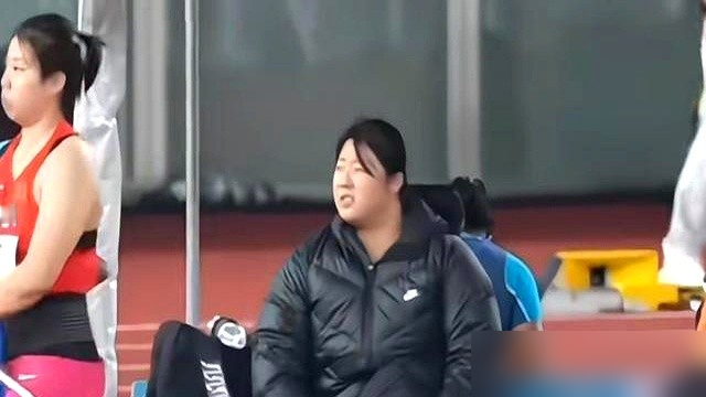 带伤上阵，第一投出手不到5秒，比赛就结束了。
18岁中国姑娘严子怡，在日本主场标枪砸出70米46，直接破了亚运会纪录。第二名，巴黎奥运冠军北口榛花，落后她将近8米。
注意，她右脚软组织挫伤，投完这一枪直接收工不投了。半个月前匈牙利那场，她也是第一投68米05，脚踝不适退赛拿亚军。这回，日本人主场