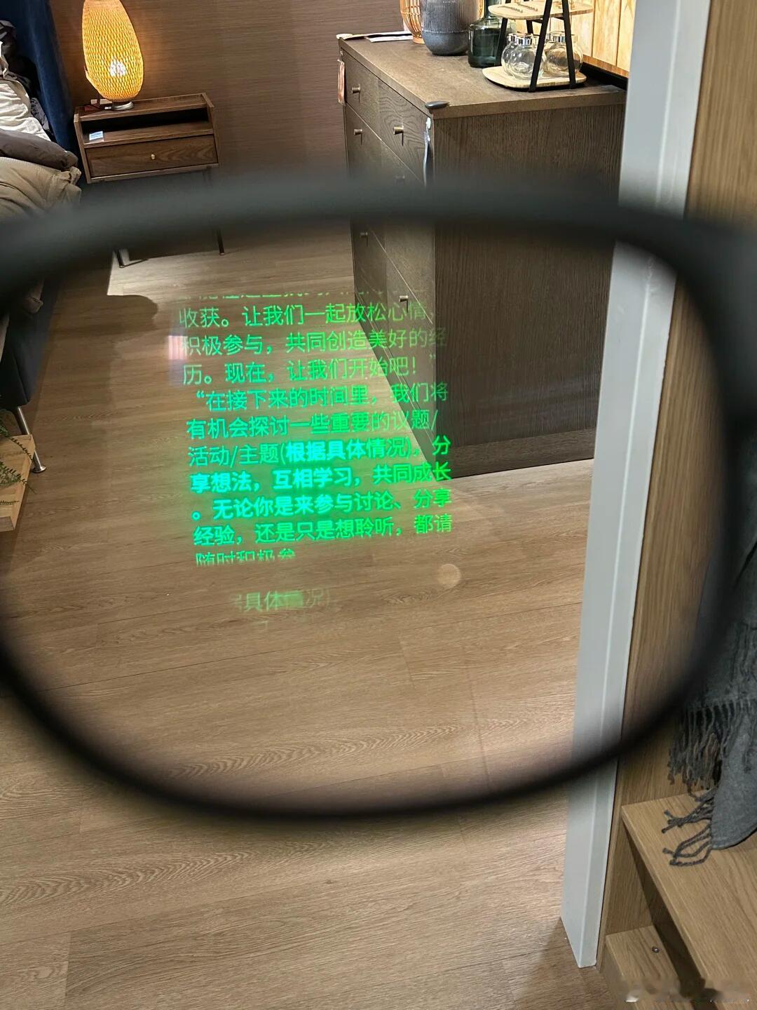 #AI眼镜公司只有20%能活下来##产品背后# 雷鸟李宏伟说最后只能活20%，听着残酷，但这其实是行业走向成熟的信号。而且现在国内AI眼镜品牌30多个，赛道确实热。但热闹归热闹，真正的考验才刚开始。

目前行业面临几个核心问题：
一是佩戴体验，续航、重量、舒适度这些基础功还得继续打磨；
二是使用场景 ​