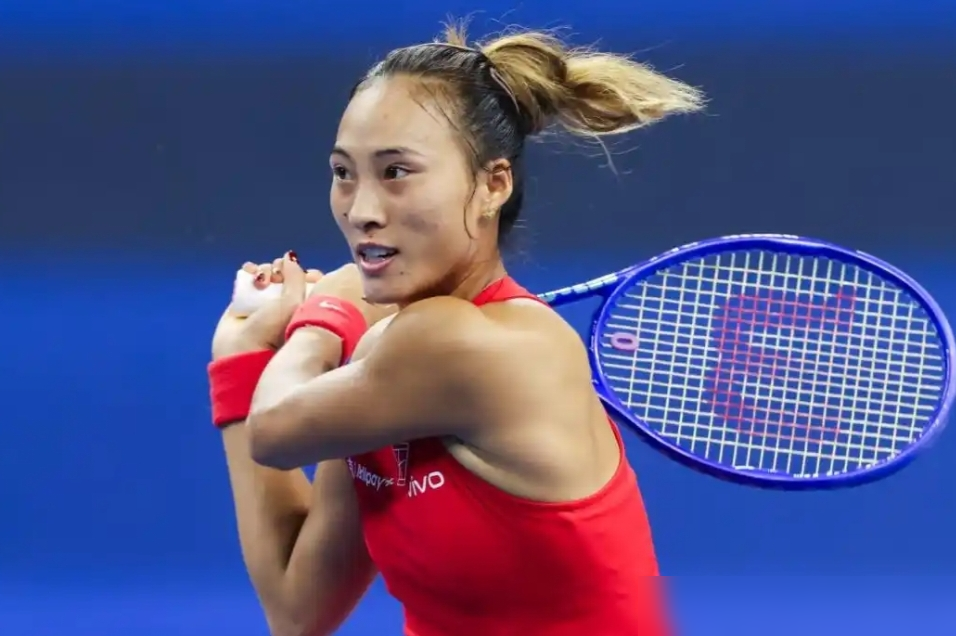 郑钦文中网半决赛2-0干掉13号种子，650个积分直接到账，总积分干到1668，即时排名锁定第28位。
别小看这个28。
半年多前她做完右肘手术，排名一度跌到121，连正赛都得从头打起。美网拼到八强爬回52，这回中网直接冲回前30，顺手把中国一姐的名号重新揣兜里。
真正值钱的是这1000分带来