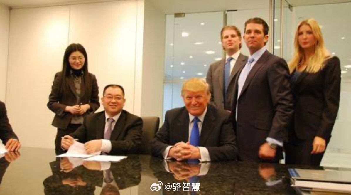 许家印和特朗普，一个进了白宫，一个进了监狱，当年的许甚至瞧不上特朗普。

2008年2月26日，许家印派出总裁夏海钧代表恒大，在纽约特朗普大厦与特朗普签署合作备忘录，双方准备联合竞标广州珠江新城“东塔”项目。特朗普的三个子女小唐纳德、伊万卡都在现场。

当年的东塔规划高达530米、111层，是广 ​