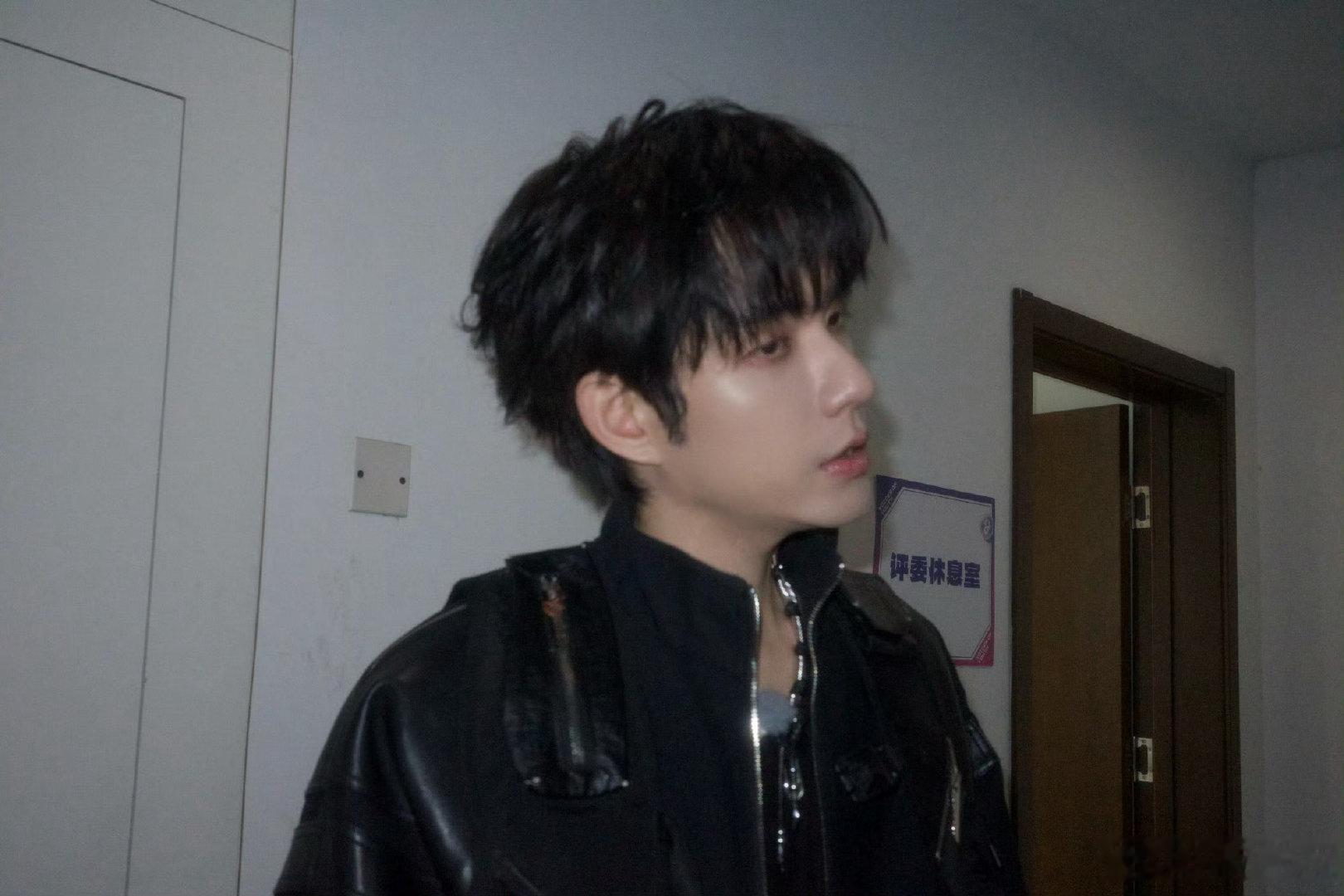 #张颜齐[超话]#  zyq#张颜齐新专辑山和故人# zyq#张颜齐宇宙帮帮忙# 

用歌声表达想法，永远保有鲜活的态度与热忱

​