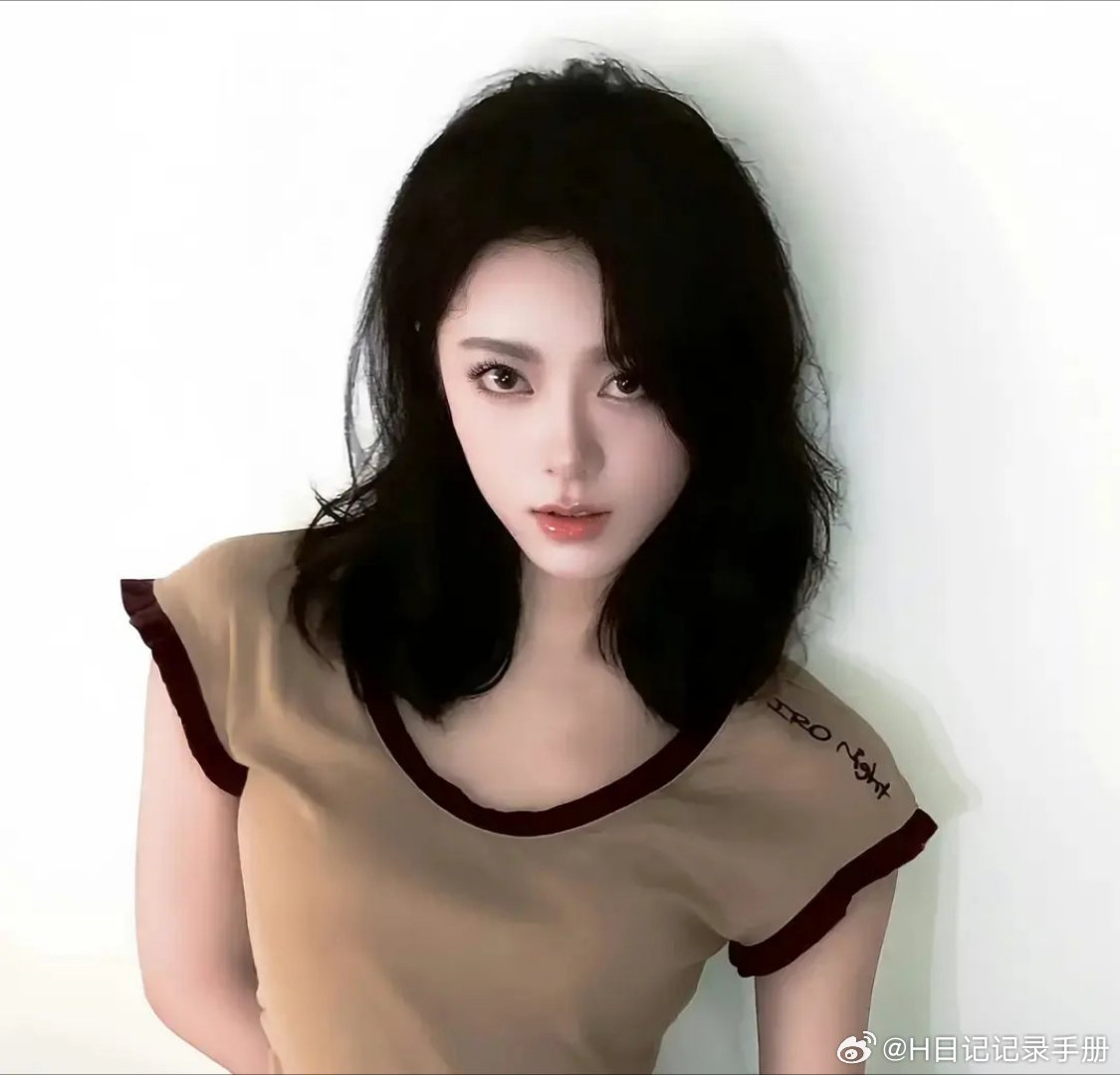 一个人在事业低谷时你可能看不到他真正的样子，但在他事业有起色有热度的时候隐藏的真自我就暴露出来了。而赵今麦即使角色大爆几个，整个人依旧是很淡定淡然真实地在做自己。

参与了中国电影史上第一部工业制作科幻片《流浪地球》，影片大获成功。她作为女主韩朵朵，面对观众的各类意见，真诚回复了一 ​