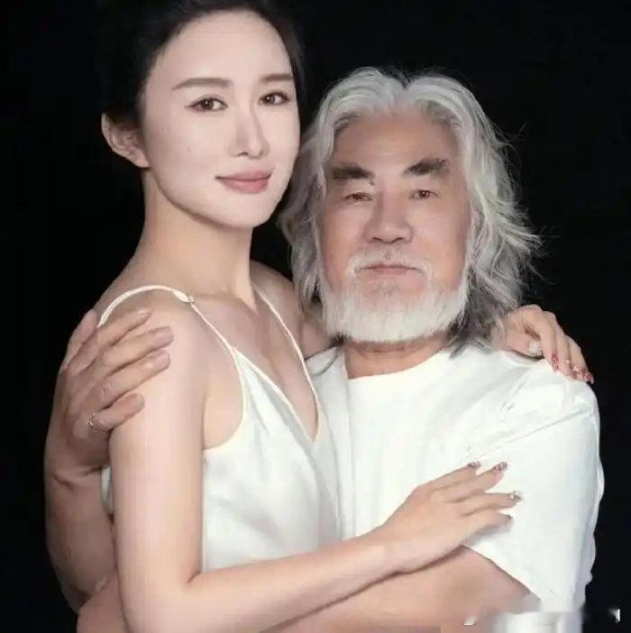 75岁的张纪中与杜星霖相差31岁，二人婚后相伴多年，共育有子女。二人常通过短视频分享家庭日常，也参与直播带货。这段相差悬殊的婚姻，一直饱受外界热议，也时常引发网友对于年龄差距、婚恋观念的讨论，话题度居高不下。

备孕第5胎的杜星霖，因4孩基础再惹争议，触碰国人3大反感点。 ​