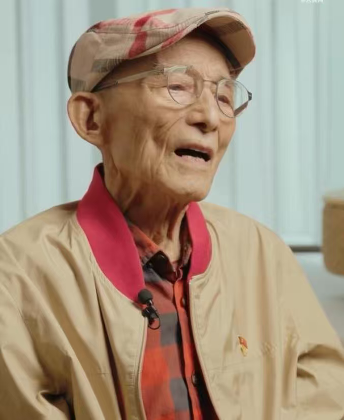 游本昌告别仪式，胡歌陈龙到场送别，一段爷叔与阿宝的缘分落幕。

今日游本昌老师的遗体告别仪式举行，胡歌和陈龙到场送别。

想起《繁花》里爷叔手把手带着阿宝闯江湖，戏外游老也是他们敬重的师长。

胡歌连夜从长沙赶回北京送别，感念这份亦师亦友的缘分。

游老既是我们童年记忆里的济公，也是风骨动人的爷叔。