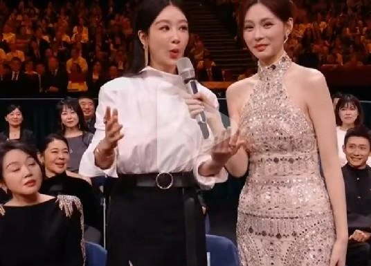 沈梦辰直接让杨紫唱《好运来》？这个画面比颁奖本身还让人难绷。
刚结束的金鹰节闭幕