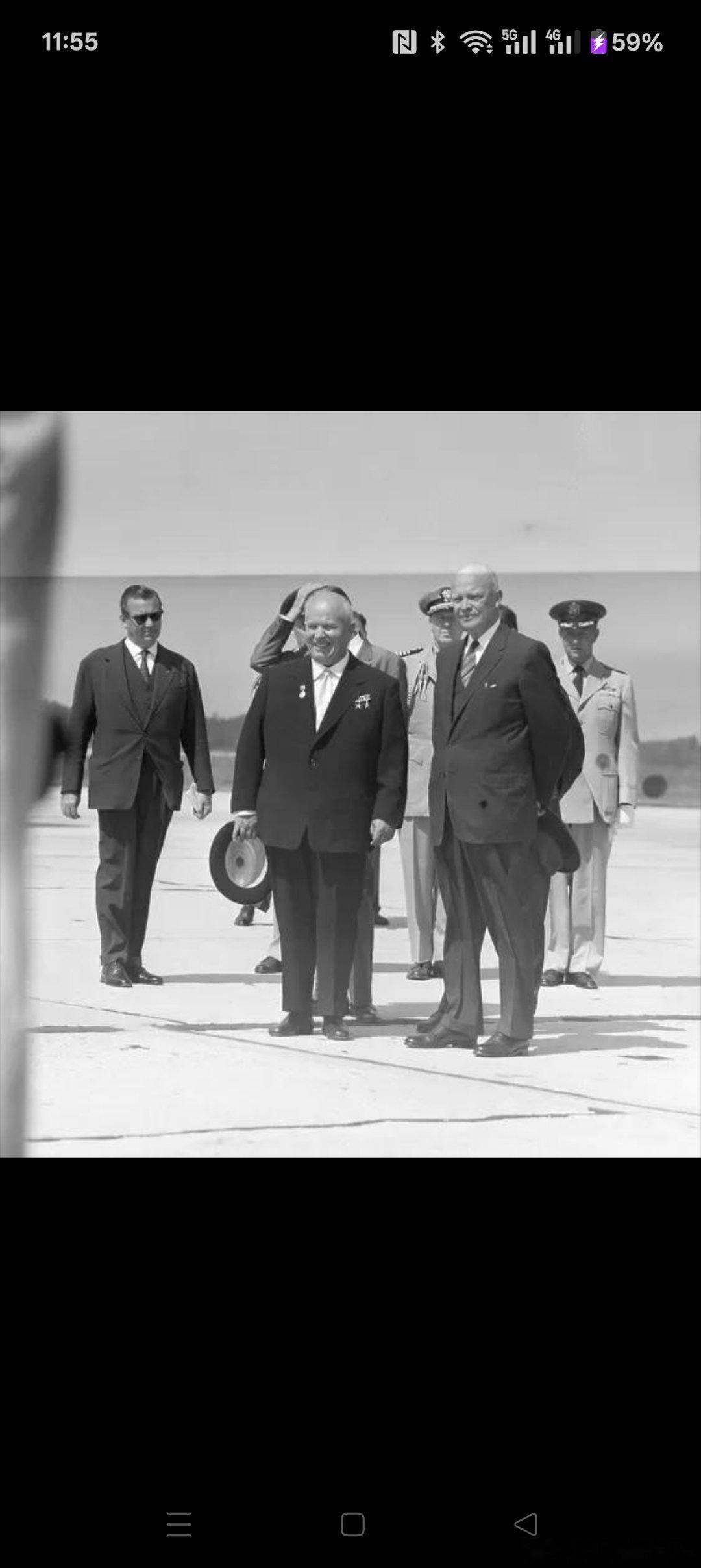 这张照片正是1959年9月，赫鲁晓夫访美，艾森豪威尔在安德鲁斯空军基地亲自接机，也就是你说的这次经典会面。
 
先说你提到的外交礼仪逻辑
 
美国总统亲自到机场迎接外宾，确实属于非常高规格的外交礼遇，属于特例而非常规。
 
1. 常规情况：一般是国务卿、白宫高官前去机场接机，总统只在白宫或者会谈 ​