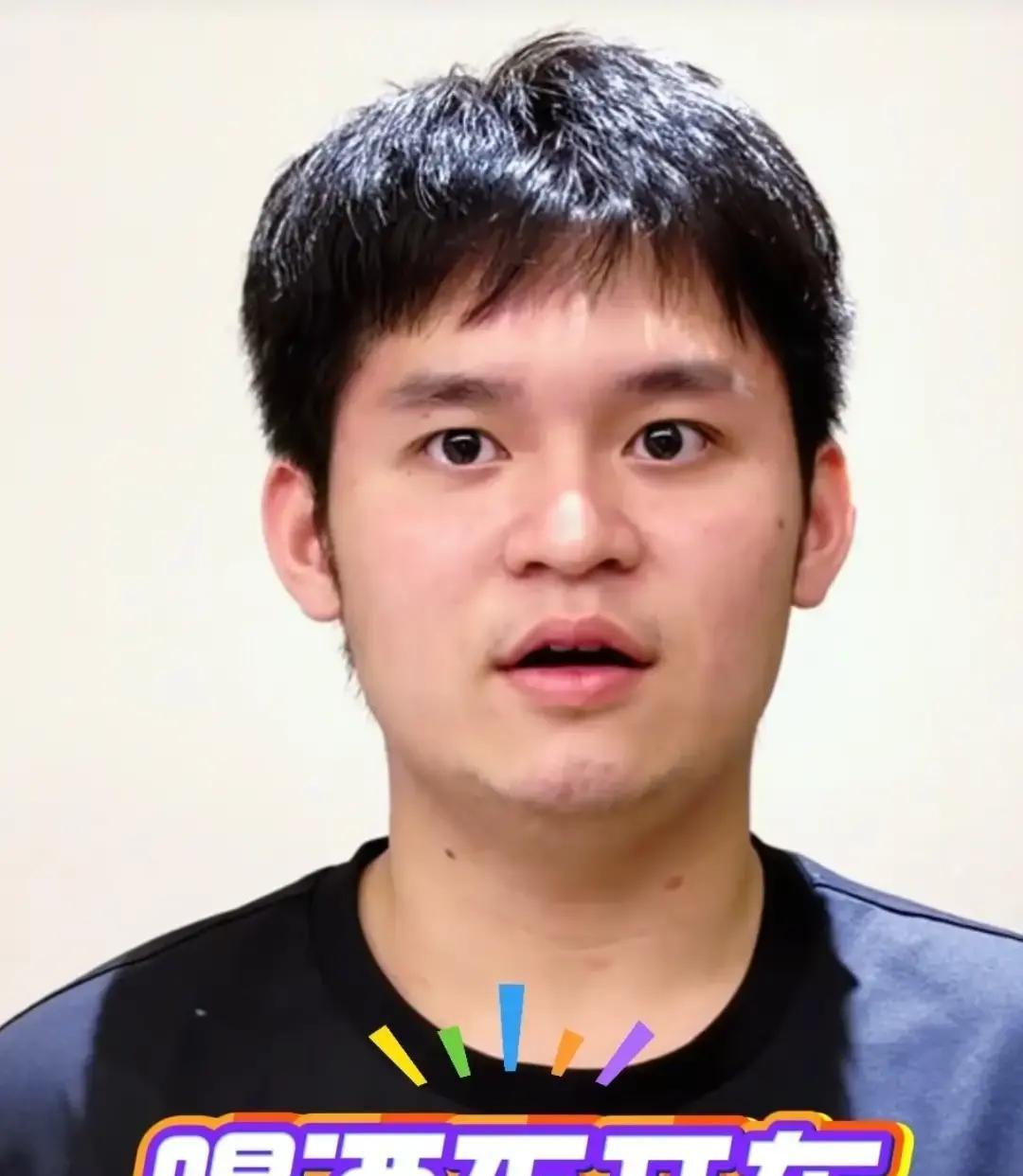 小石头林诗栋真的是忙坏了，亚运会回来还没怎么休息，就被海南警方给盯上了，把小石头抓去帮忙拍宣传片了。

对习惯了赛场节奏的运动员来说，镜头前讲几句安全提示，听起来不难，真做起来却未必顺手。林诗栋头一回发现，盯住镜头说话，和盯住对手接发球，完全是两种本事。

那天早上六点，他穿着训练服上了车。到了拍摄