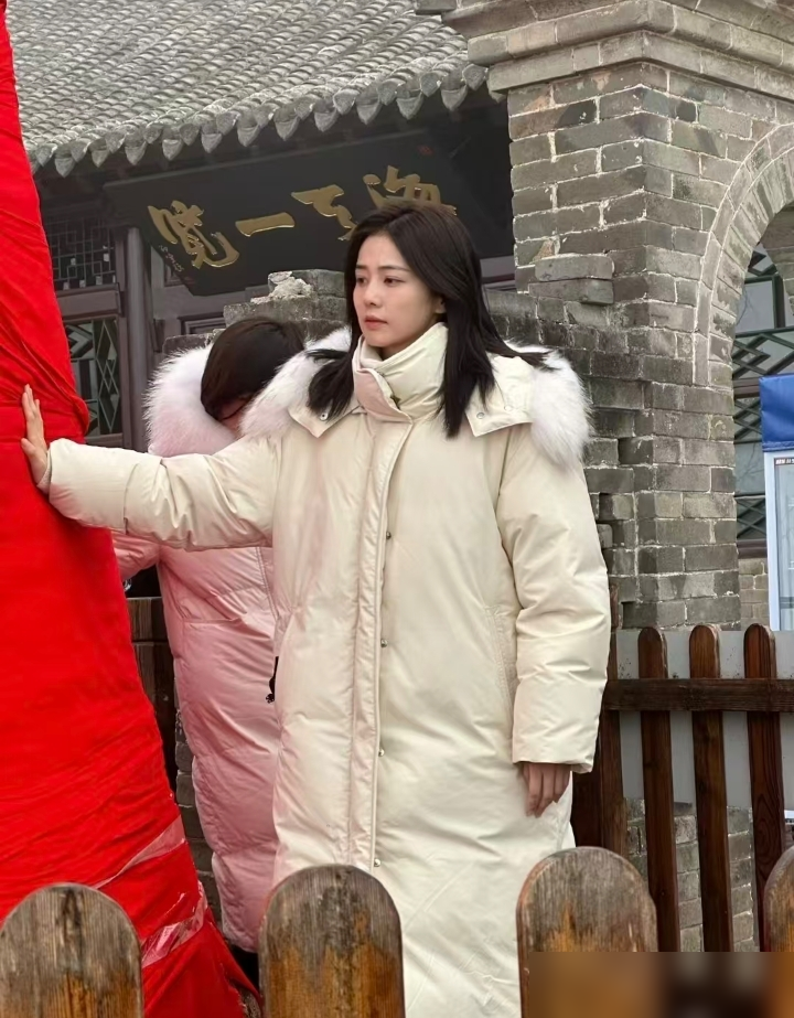 陈飞宇秦岚李乃文全都往丹东一个冷门景区跑，门票几十块，狗仔都懒得跟。半年超过50个明星，素颜排队上香。白鹿孟子义曾舜晞陈鑫海四个人直接素颜同游，没带工作团队，摸着千年银杏挂红绸。于正被问急了，回了一句：我们爱上一个地方的理由千千万，这是简单的、自由的、美丽的。说白了，圈里人比谁都精，跑到这地方不是指