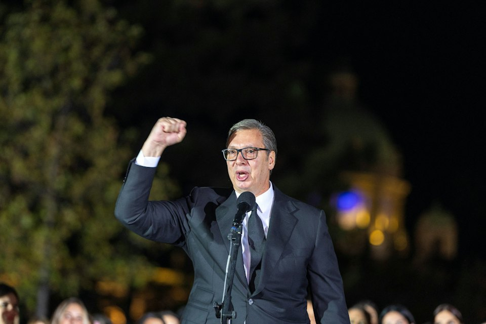 武契奇说到做到，宣布提前卸任塞尔维亚总统，表面上是回应诺维萨德火车站事故引发的长期抗议，实则是经过深思熟虑的战略换轨。鉴于塞尔维亚宪政体制偏向议会制，政府行政大权与财政实权集中于总理手中，武契奇提前离任，能够将政治危机转化为换轨破局的契机，为随后竞选实权总理铺平道路。

为了防止亲西方反对派趁机上位