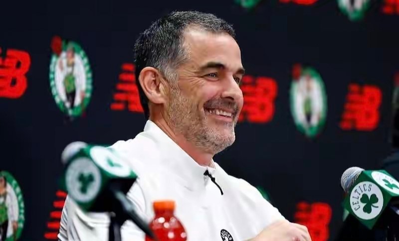 #NBA[超话]# 凯尔特人将效力十年的杰伦·布朗交易离队，这笔操作引发联盟热议。球队新老板奇泽姆透露，作为球队粉丝，送走布朗这件事让他内心十分纠结，最终是总裁史蒂文斯及其专业团队说服了自己。
 
奇泽姆称赞史蒂文斯拥有顶尖的篮球思维，自己充分信任管理层的专业判断。他坦言交易很难抉择，也认可 ​