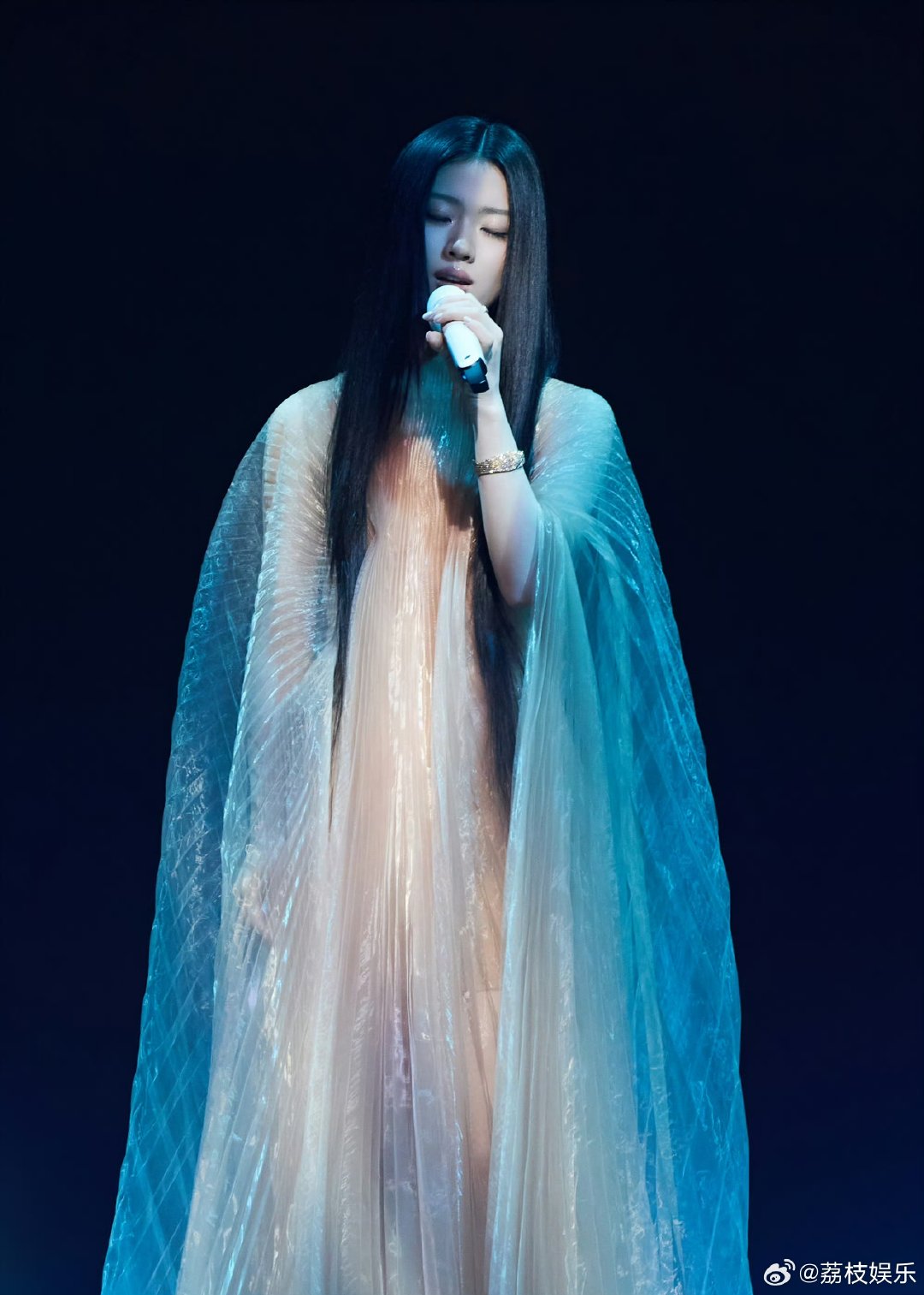 #单依纯新歌LAVA上线# 静下心听完单依纯的全新单曲，能够感受到歌声里面沉淀的力量，接纳经历当中的种种遗憾，和过去的自己慢慢达成和解。 ​