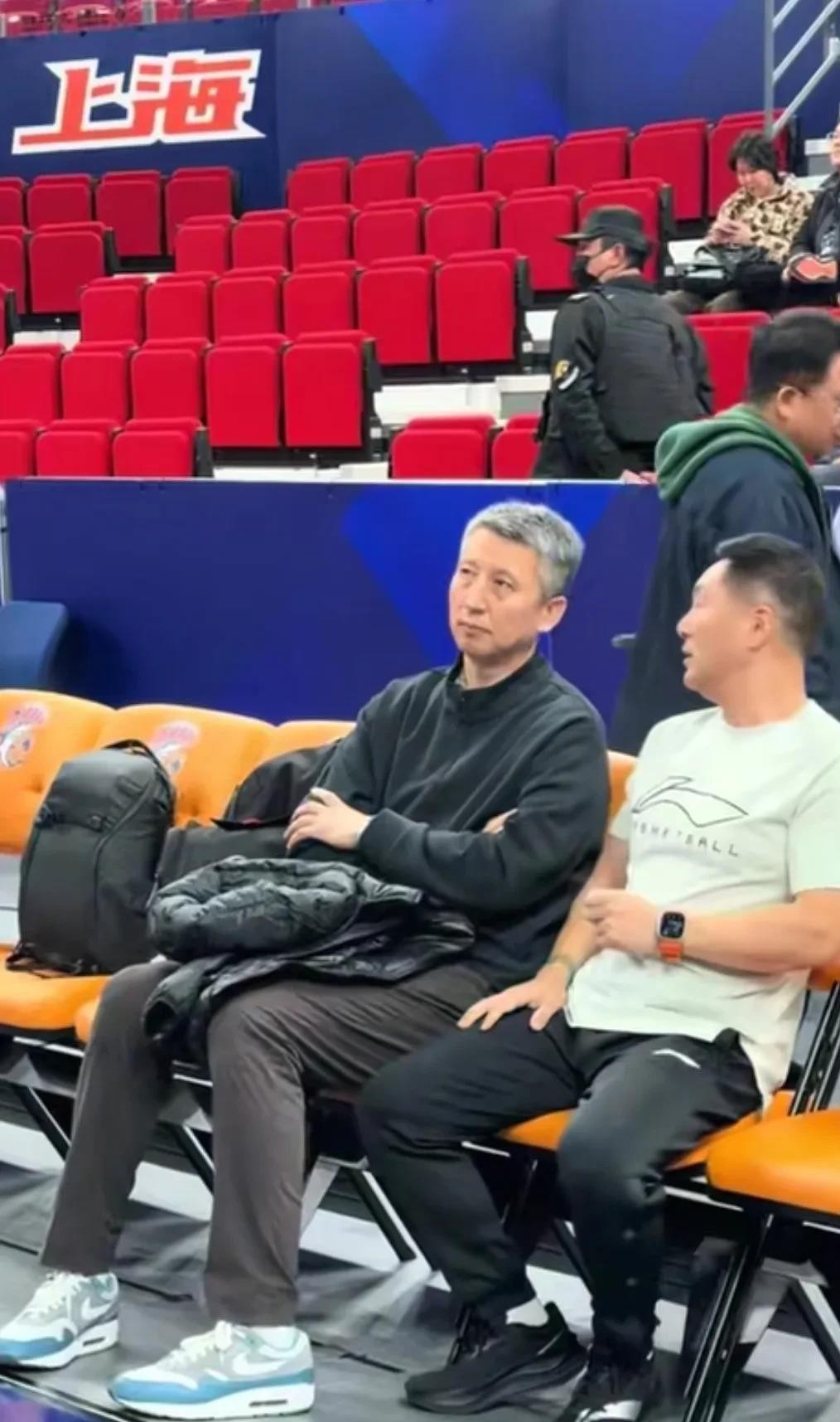 郭士强提前一个多小时就坐上看台，原本大家都以为他是来验核心成色的，结果被寄予厚望的张镇麟，打得比谁都安静。
整场球只打了15分钟，5次出手进2个，4分、3个篮板，还搭上2次失误。出手数和时间全是这赛季的新低，比赛早早没了悬念，轮换直接收紧，根本没给多余的发挥时间。
反倒是李弘权成了全场最扎眼的那