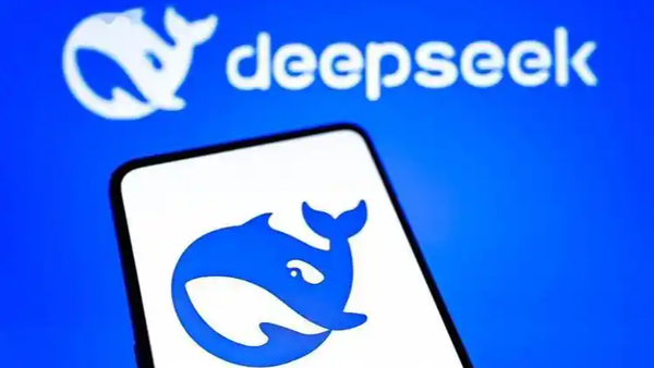 AI崩了5小时，打工人在工位集体&34;断更&34;

10月15日DeepSeek从8点11分宕机到13点04分，近5小时网页和API全线停摆，&34;DeepSeek崩了&34;直接冲上热搜。不少打工人对着空白对话框急得团团转，有人甚至中途切回手动写方案。

事后官方给出补偿：按用户7日内的消耗金额全额返赠金，自动到账
