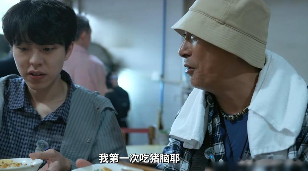 64岁的吴镇宇，把成都排名第一的网红店吃成了案发现场。
泡菜进嘴，脸皱成苦瓜，幸好刚才没点。鸡丝尝一口，筷子直接撂下，太咸，破坏口感。招牌水煮鱼他更不惯着，当场拆穿老板早上现杀的话：冰过的肉就紧，吃起来不嫩。
网红街的兔头咬一口就吐，蹄花汤腥到戴回口罩。他甩出一句：早就全都商业化了。
掉头扎进