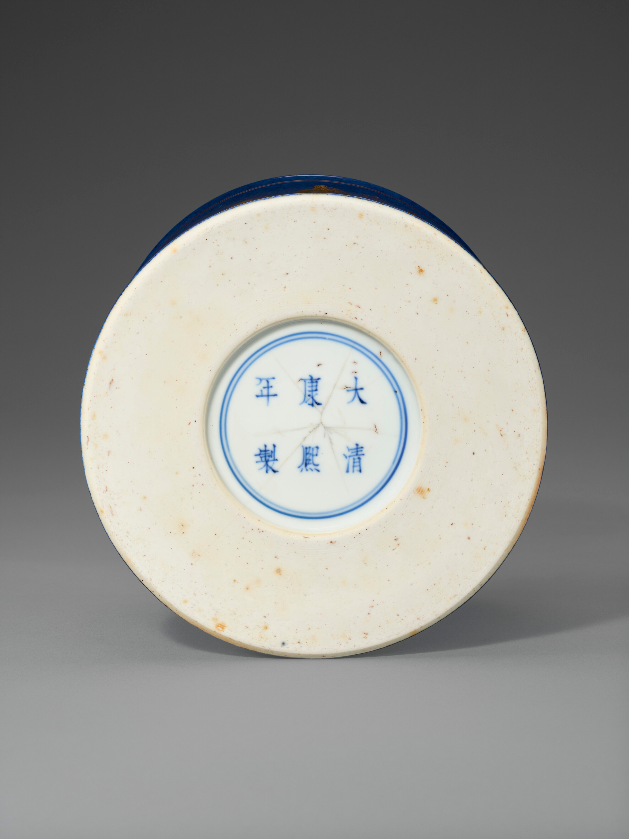 拍卖记录[超话] 佳士得纽约2026年9月17日 北美私人珍藏重要中国艺术清康熙 灑藍地描金「正氣歌」筆筒 雙圈六字楷書款成交价89,600美元 这就是中国风 遇见艺术 ​​​