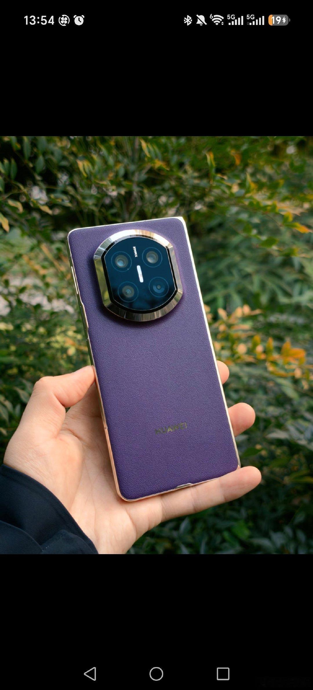 华为 Mate  XT2 主打色采用紫色。
对比 Mate  X7 紫色，你更喜欢哪款？

我个人还是喜欢 X7，整体成熟稳重，更符合商务人士，新款三折叠这个紫色有点花里胡哨，小登和老登都不讨喜，中登可以会感兴趣。有可能是渲染图的原因，实物或许要更大气些。 ​